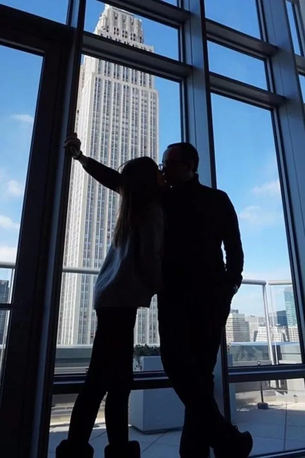 Laura Escanes y Risto Mejide se besan en el Empire State Building./Intagram.