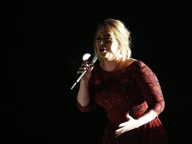 El micro juega una mala pasada a Adele en los Grammy