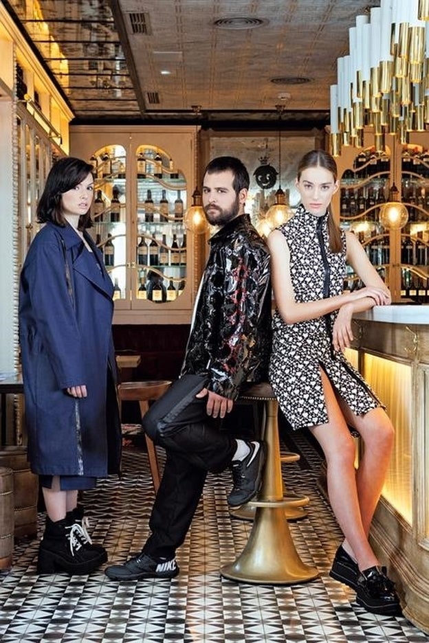 María Lemus (izda.) y Victor Alonso (centro) en la brasserie Punk Bach. La modelo lleva zapatos de Stuart Weitzman. Antes de maquillar la piel del rostro de la modelo, se ha extendido la base Pre-Contour Infalible Sculpt, de LOréal Paris./Juan Millás