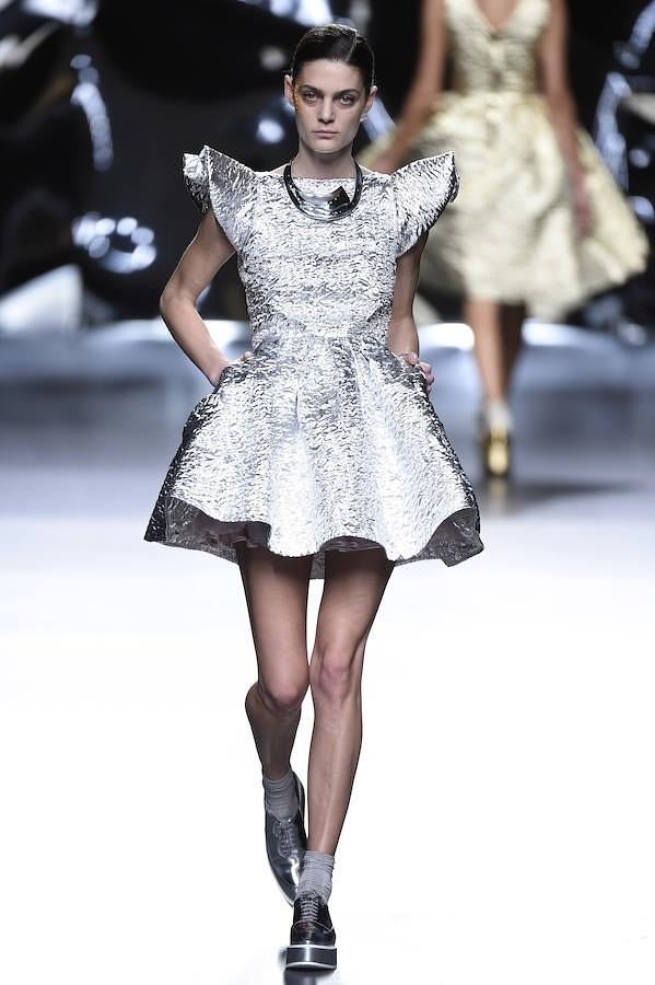 Desfile Maya Hansen en la MBFWM: vestido metalizado