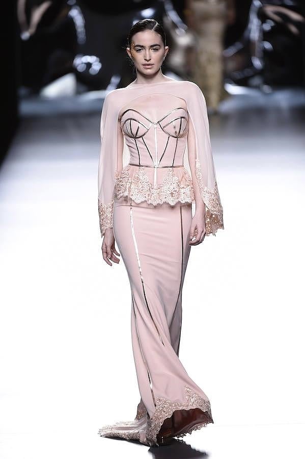 Desfile Maya Hansen en la MBFWM: rosa palo