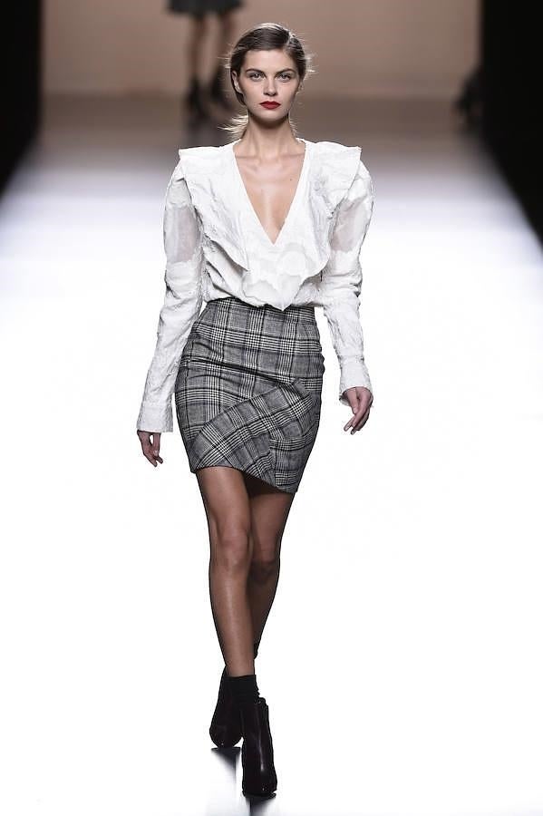 Desfile Roberto Torretta en la MBFWM: camisa volantes