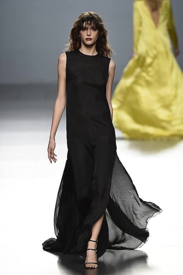 Desfile The 2nd Skin en la MBFWM: vestido negro