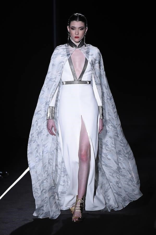 Desfile Felipe Varela en la MBFWM: vestido blanco