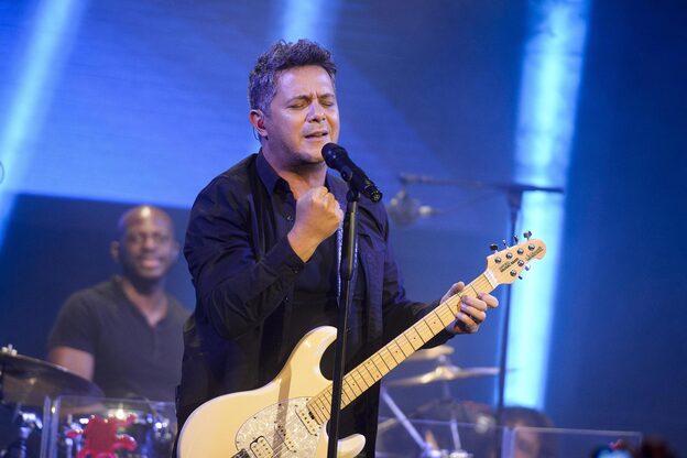 Alejando Sanz para el concierto para encararse con un espectador que estaba pegando a una mujer