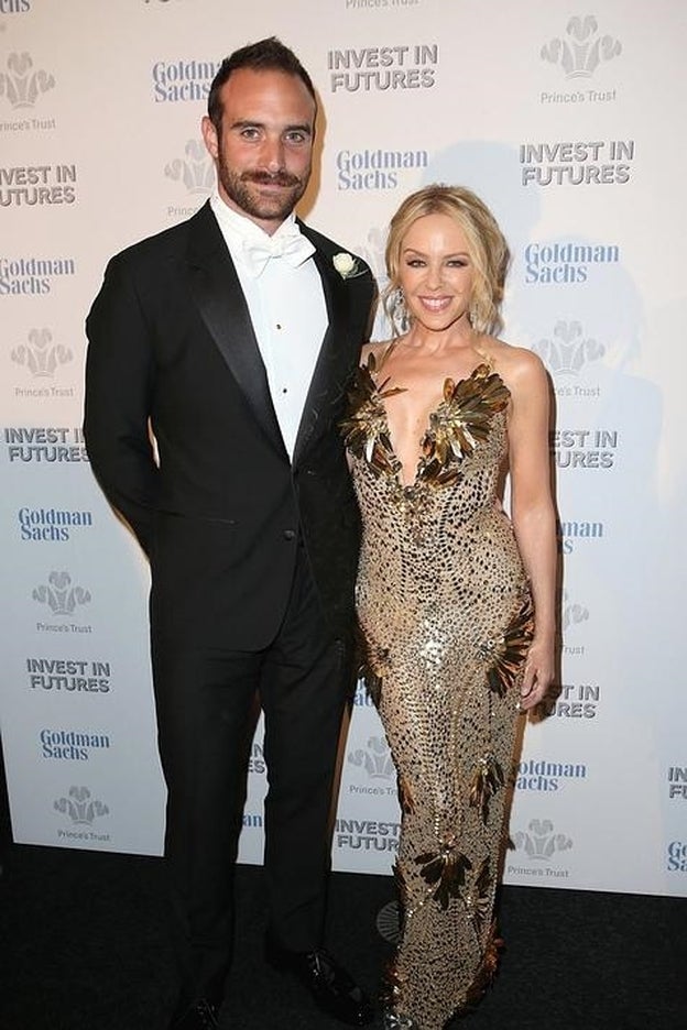 Kylie Minogue y Joshua Sasse en uno de los pocos actos oficiales en los que han posado juntos./cordon press.