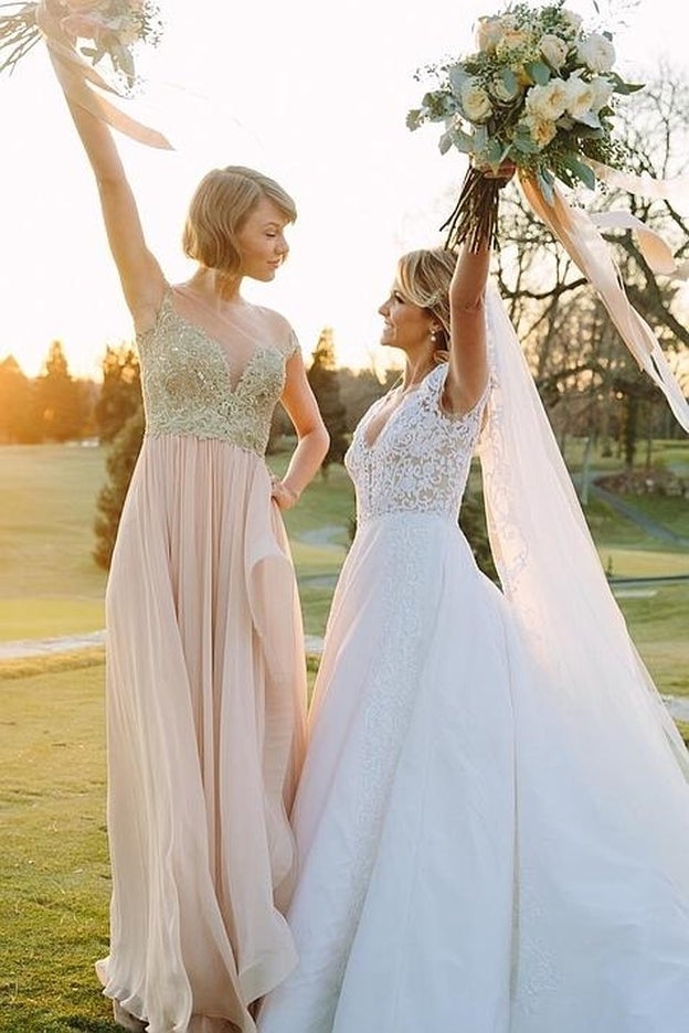 Cómo elegir el vestido para la boda de tu mejor amiga, por Taylor Swift
