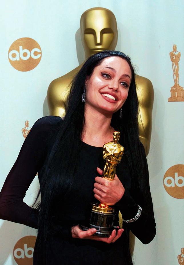 Los peores vestidos de los Oscar: Angelina Jolie