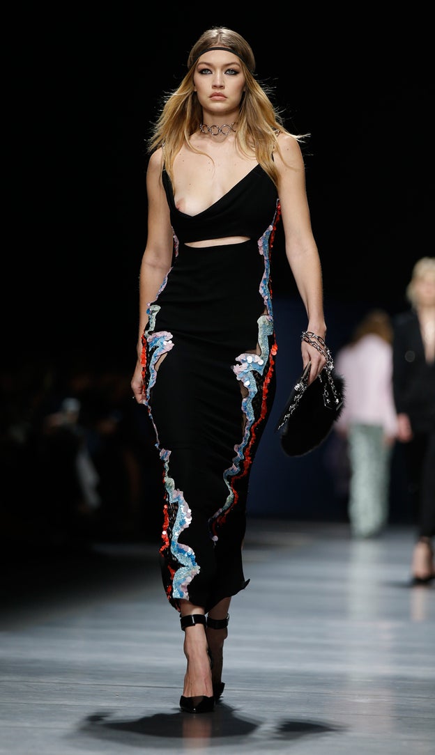 El pecho de Gigi Hadid, al desnudo en el desfile de Versace en Milán