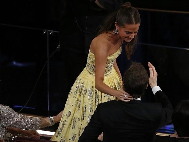 Premios Oscar 2016: el beso de Alicia Vikander y Michael Fassbender