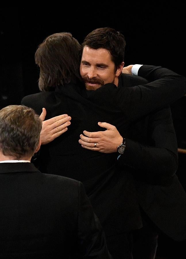 Besos y abrazos en los Premios Oscar 2016: Christian Bale y Charles Randolph