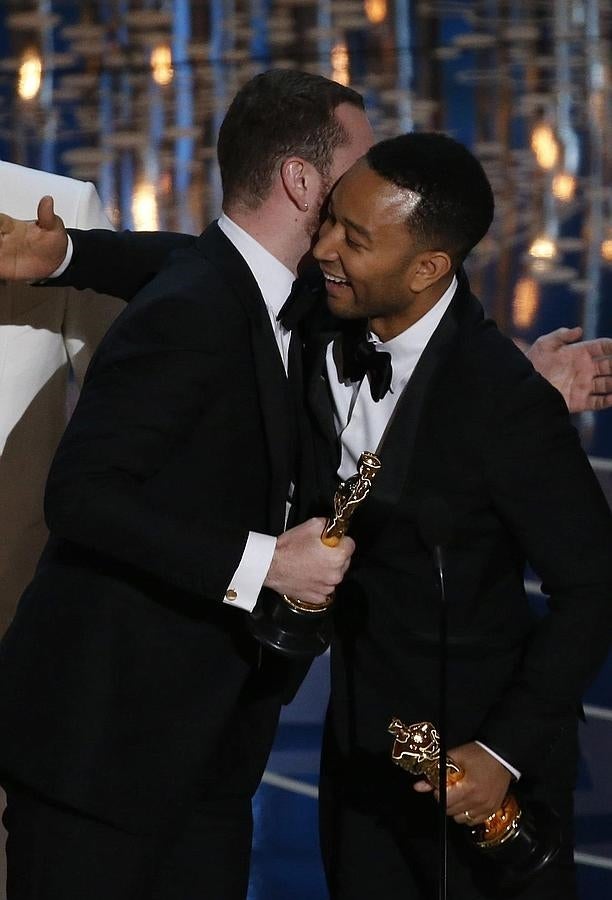 Besos y abrazos en los Premios Oscar 2016: John Legend y Common