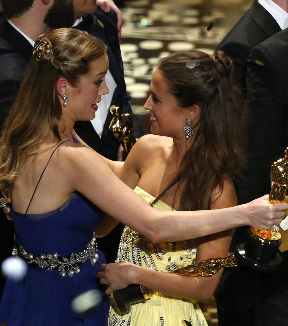 Besos y abrazos en los Premios Oscar 2016: Alicia Vikander y Brie Larson