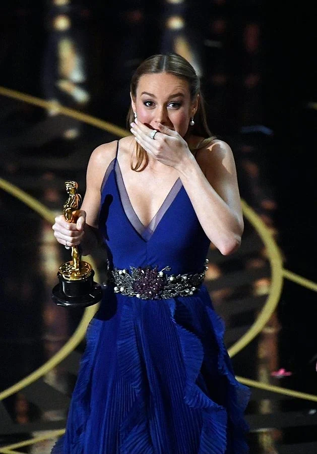 Brie Larson se tapa la boca durante su discurso en los Premios Oscar