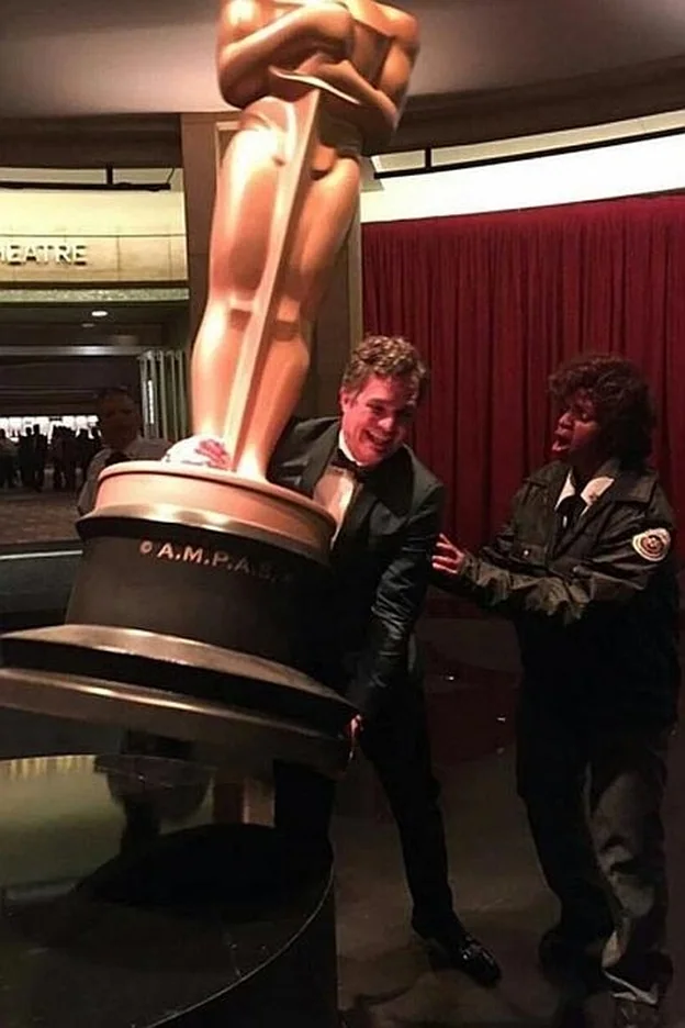 Mark Ruffalo intenta llevarse a su casa parte del decorado de los Oscar./twitter.