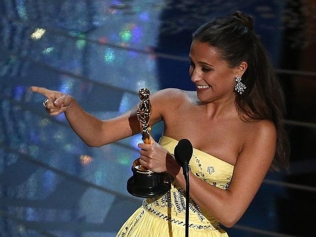 Alicia Vikander señala a Eddie Redmayne y le dedica su Oscar./