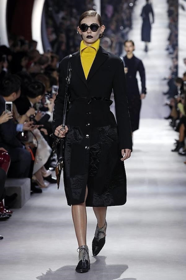 Desfile de Christian Dior en París: look negro