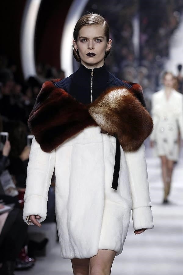 Desfile de Christian Dior en París: abrigo piel