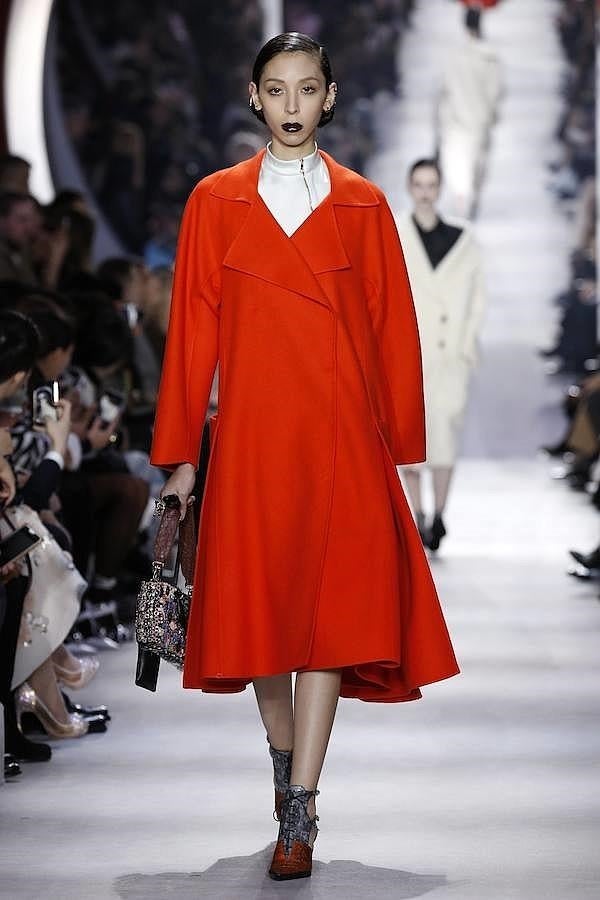 Desfile de Christian Dior en París: abrigo rojo