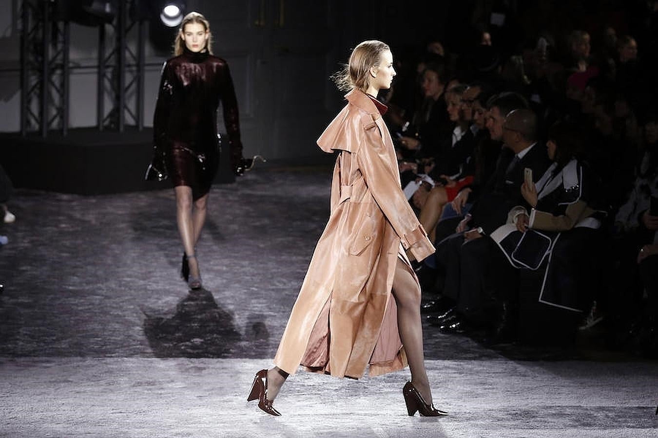 Desfile de Nina Ricci en París: trench piel