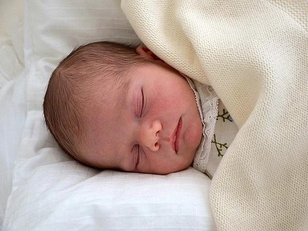 Primera foto del príncipe Óscar de Suecia