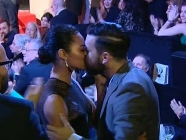El primer (y apasionado) beso de Mario Casas y Berta Vázquez en público