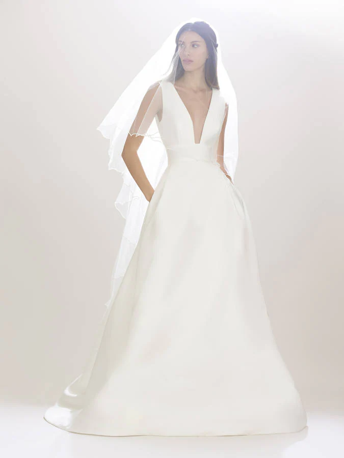Vestido de novia con amplio escote de Carolina Herrera