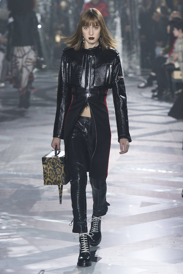 Chaqueta y pantalón negro de Louis Vuitton para el invierno 2016-2017