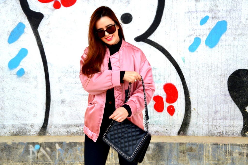 Look de Sweet mona con bomber rosa