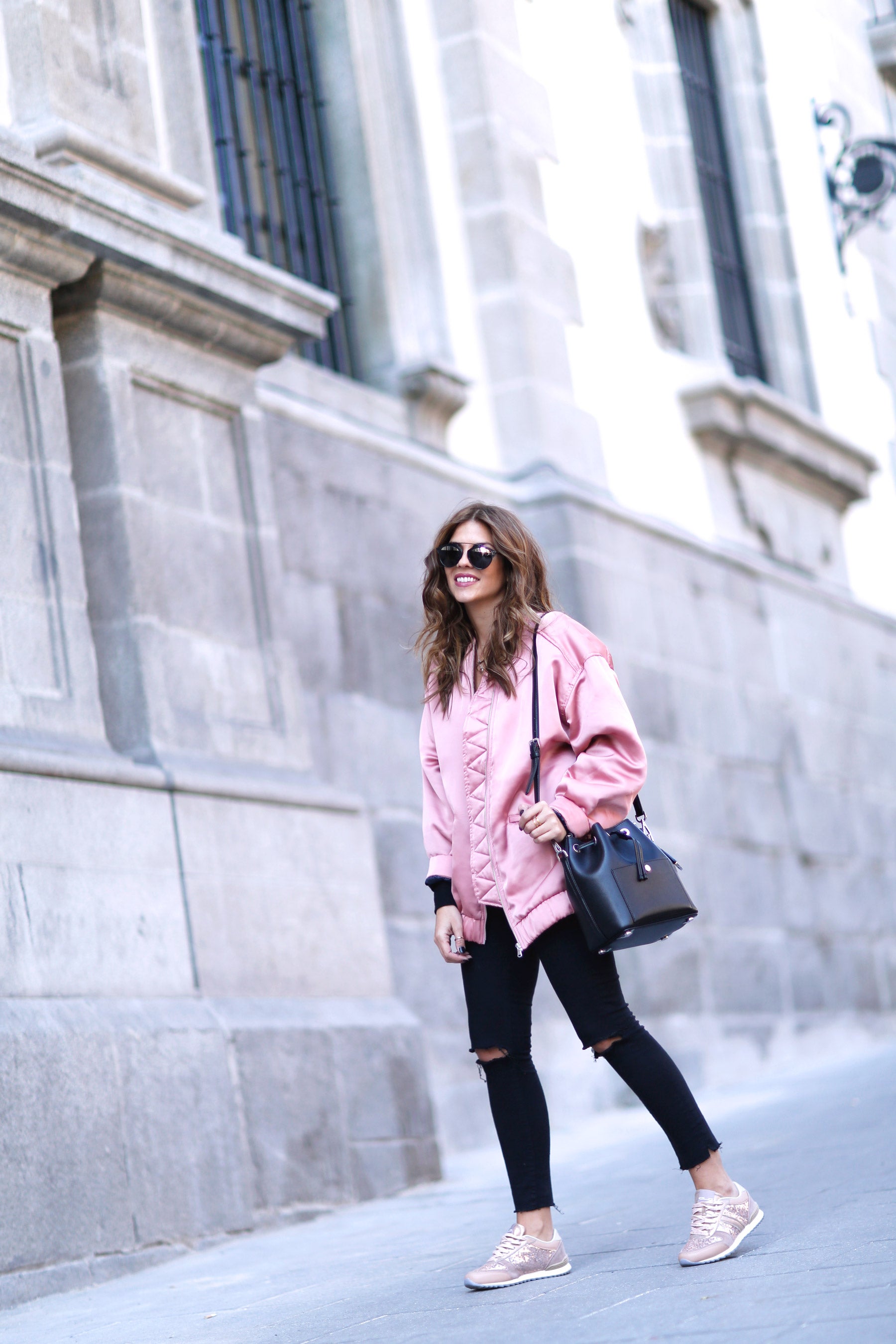 Look de Trendy Taste con bomber rosa