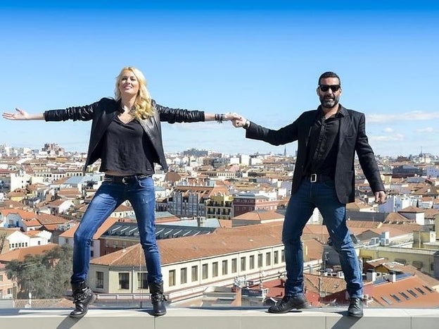 Carolina Cerezuela y Jaime Anglada posan en la terraza del Hotel Dear./Alberto Bernárdez.