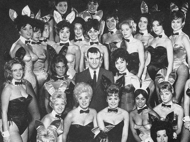 Hugh Hefner rodeado por sus conejitas.