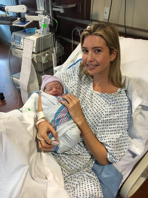 Ivanka Trump posa con su tercer hijo al poco de nacer./twitter.