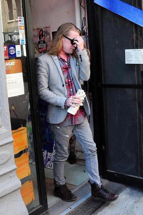 Macaulay Culkin con gafas de sol y pelazo por Nueva York