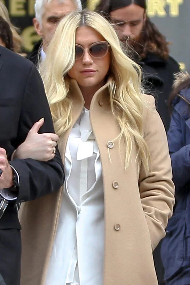 Kesha a su llegada al juzgado el día de su comparecencia./cordon press.
