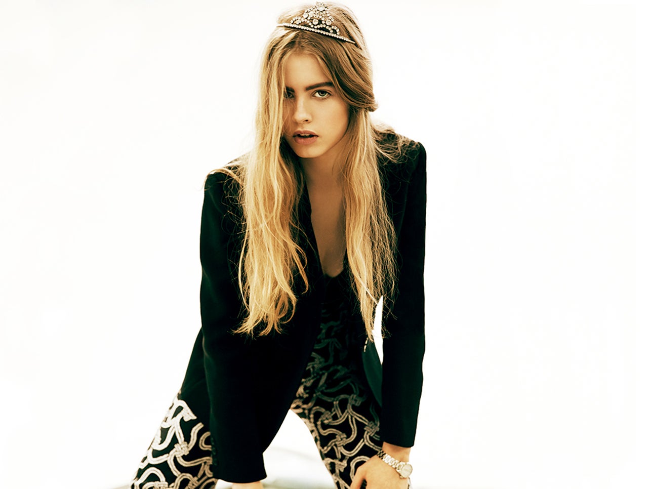 El traje se salta las normas