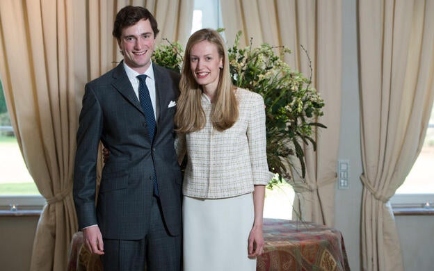 Amadeo de Bélgica y Lily Rosboch en la foto oficial de su pedida de mano./casa real belga.