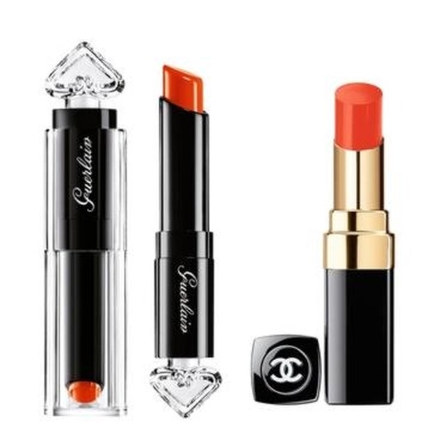 Ojos oscuros: Barra de labios en tono Fire Bow Le Petite Robe Noire, de la colección Lollipops, de Guerlain (C.P.V.). Rouge Coco Shine en tono Shipshake, de la coleccion L.A. Sunrise, de Chanel (32,50 €).