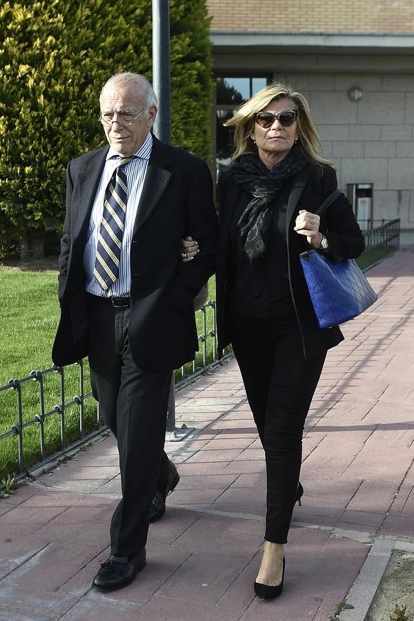 Cari Lapique y Carlos Goyanes en el funeral de la madre de Patricia Rato