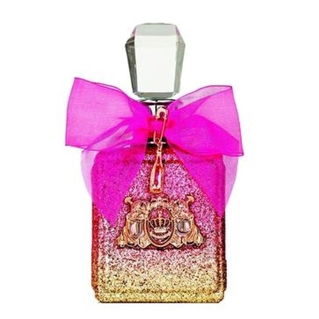 Viva La Juicy Rosé Eau de Parfum, de Juicy Couture (102,50 €) es la última incorporación a la familia, basada en las burbujas del champán rosado.