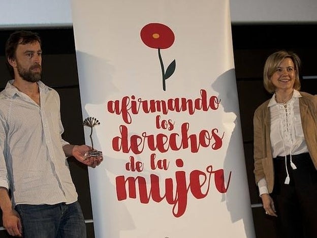 Óscar Moreno, ganador de la Biznaga de Plata, junto a Charo Carrera, Directora de Mujerhoy/ÁLVARO CABRERA