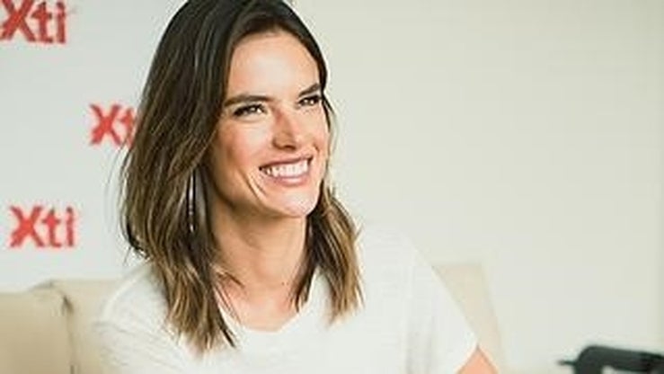 Alessandra Ambrosio y risas durante nuestra entrevista