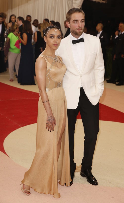 Robert Pattinson con su pareja FKA Twigsy en la Gala del Met 2016