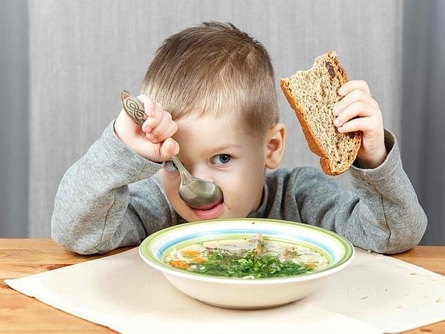 Niño aprendiendo a comer/Fotolia