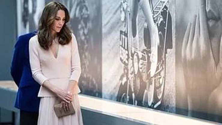 El look en rosa de Kate Middleton para visitar una exposición de moda