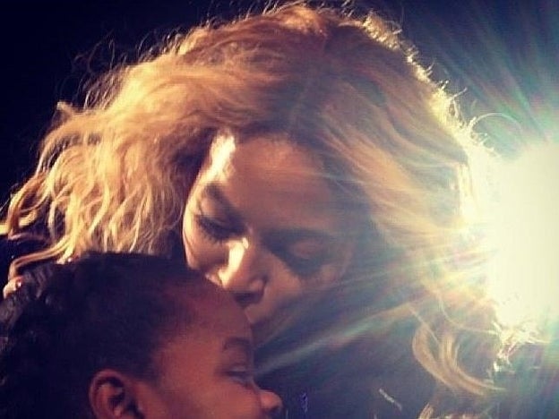 La familia biológica de la hija de Madonna se la quieren llevar