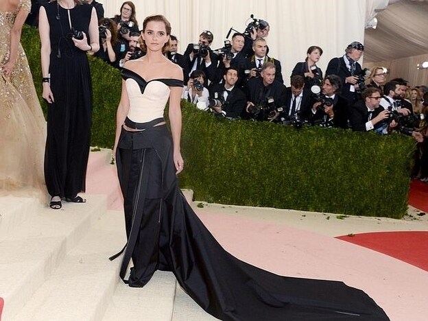 Emma Watson durante la alfombra roja de la Gala del MET./cordon press.