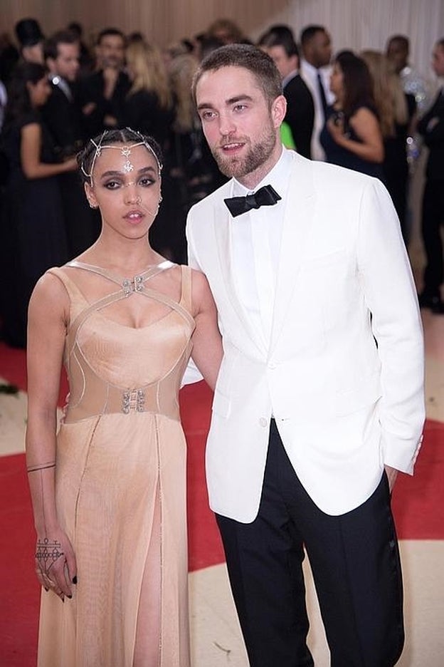 Robert Pattinson y FKA Twigs se casan en diciembre