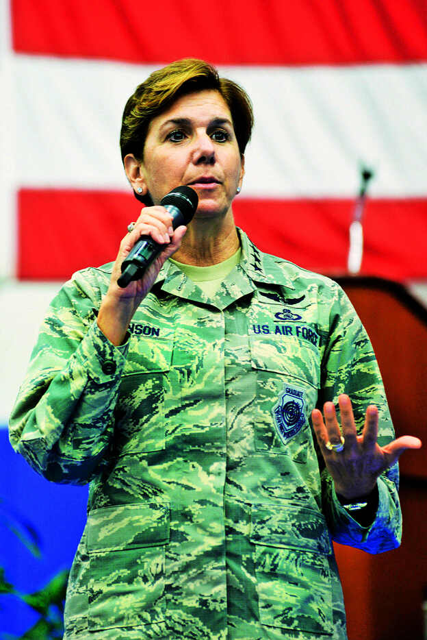 Lori Robinson: la primera comandante de combate de Obama