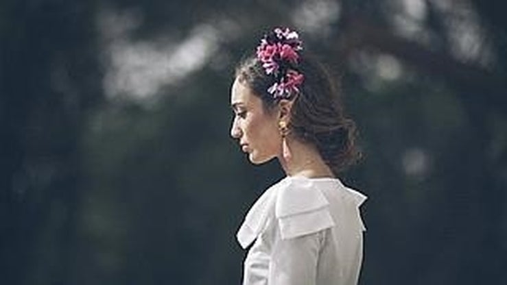 Tocados, diademas, coronas y sombreros para ir de boda esta primavera